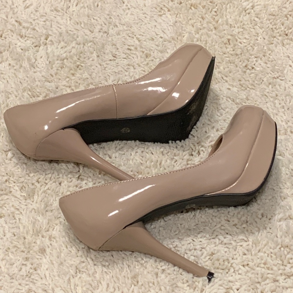 Isenboye Beige Platform